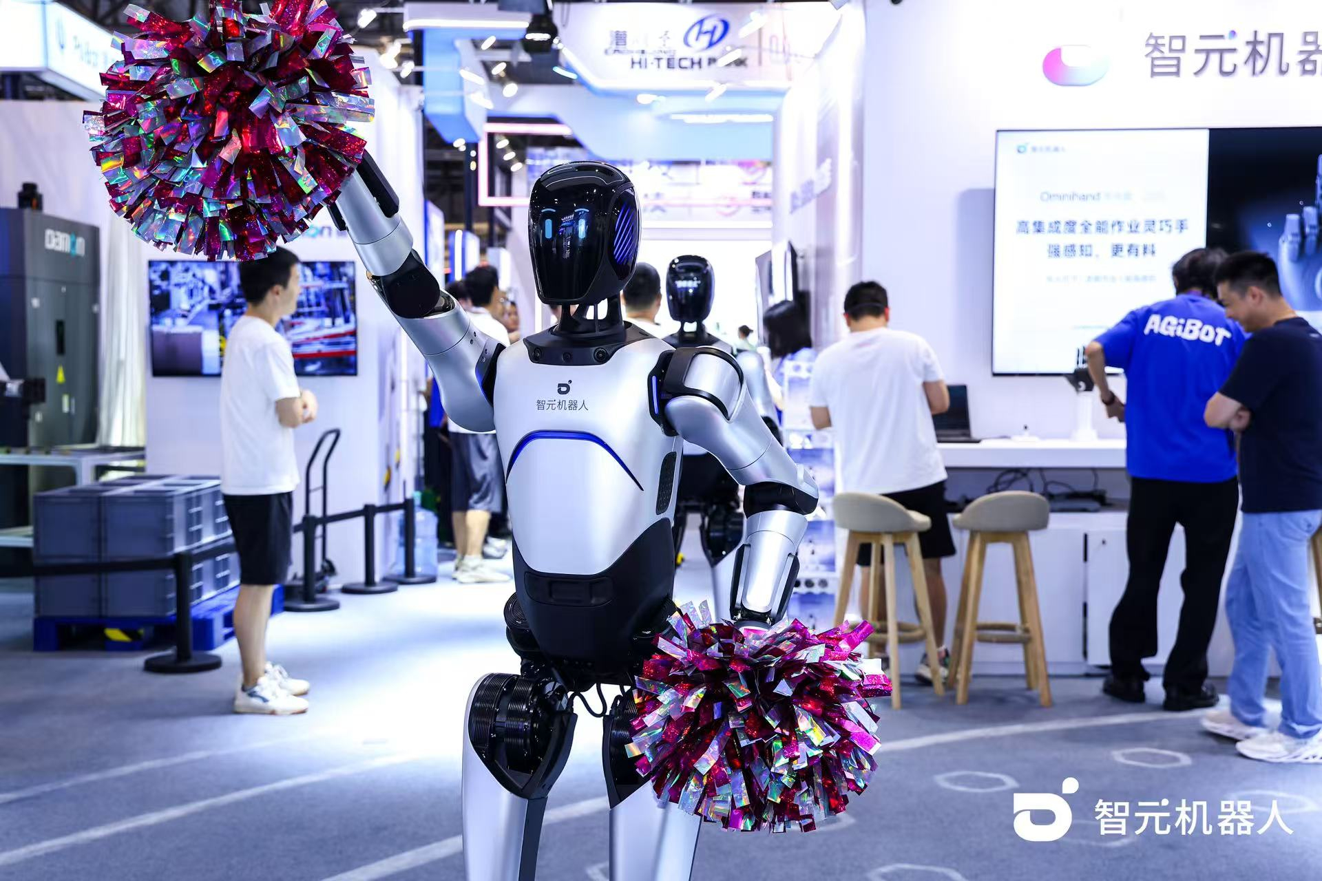 jcjc5500公海机器人 WAIC 首日展台火爆，机器人家族集体打工忙不停